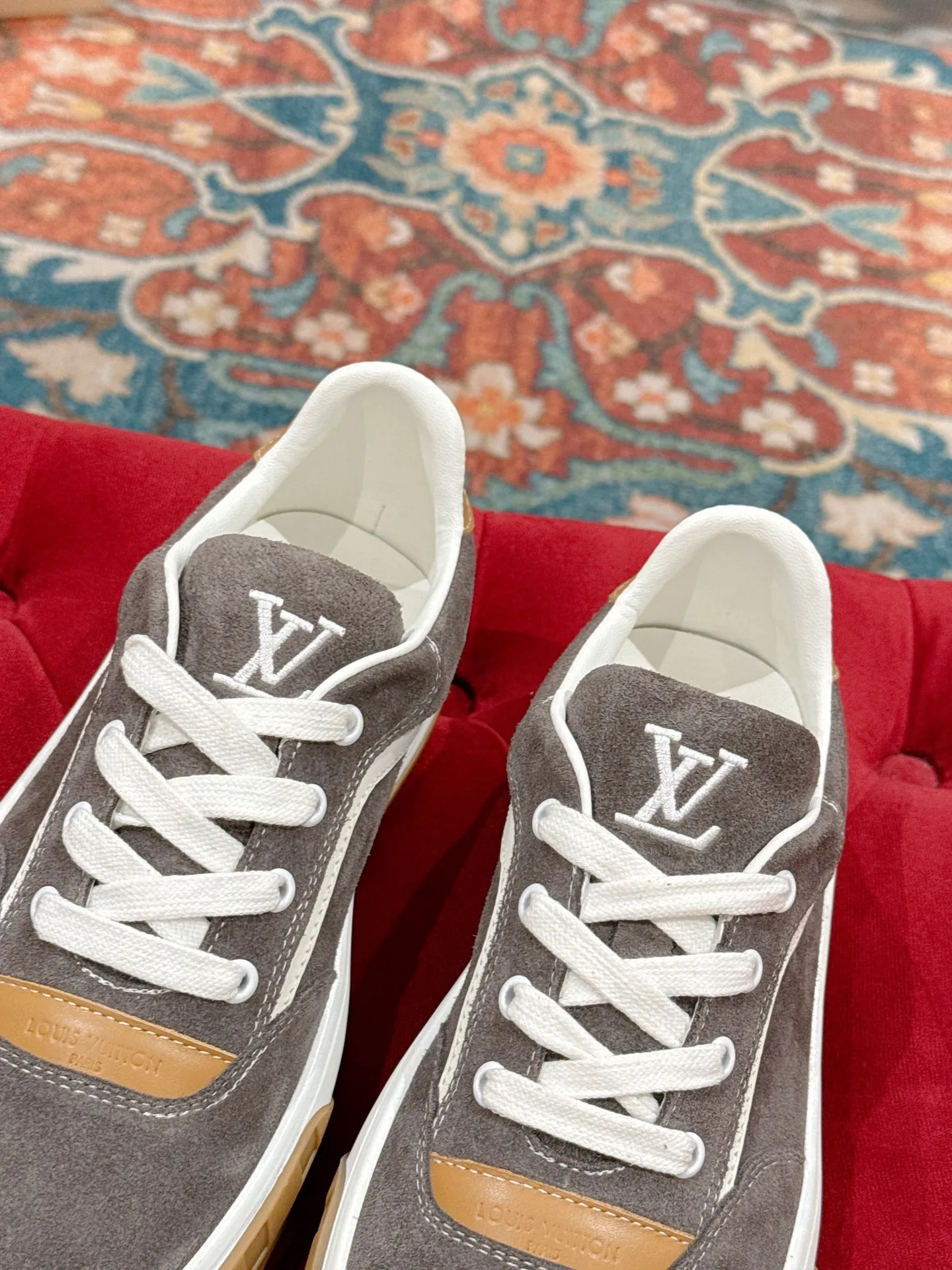 👟👟Ex-factory price 640👟👟 LV men's new tilt sneakers, classic catwalk style, air-glue technology, very comfortable on the feet. Luxurious materials, fine workmanship, European made English letters printed on the midsole, the upper is made of calfskin, the side is decorated with the brand LOGO and signature, the latest latex foot pads ➕ mesh lining, the foot feels super comfortable. Two-color TPU combination outsole. Packing process Goodyear stitched seam fabric: first-layer cowhide, lining: customized silky mesh lining-first-layer silk cowhide lining Bottom thickness: 0.5cm ☑️size: men's 39-44 (45 customized, non-returnable)